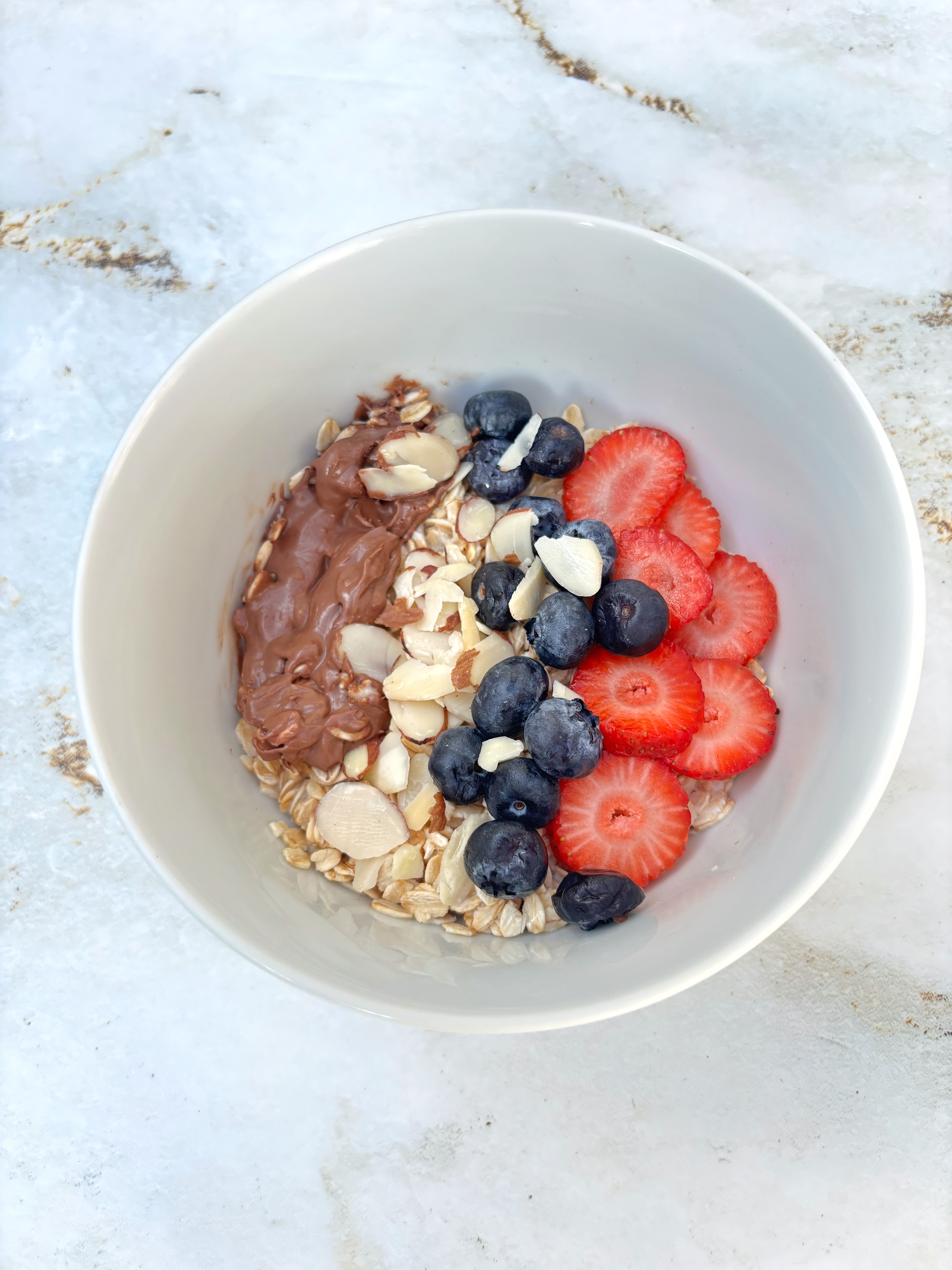 Bowl de avena, chocolate y berries