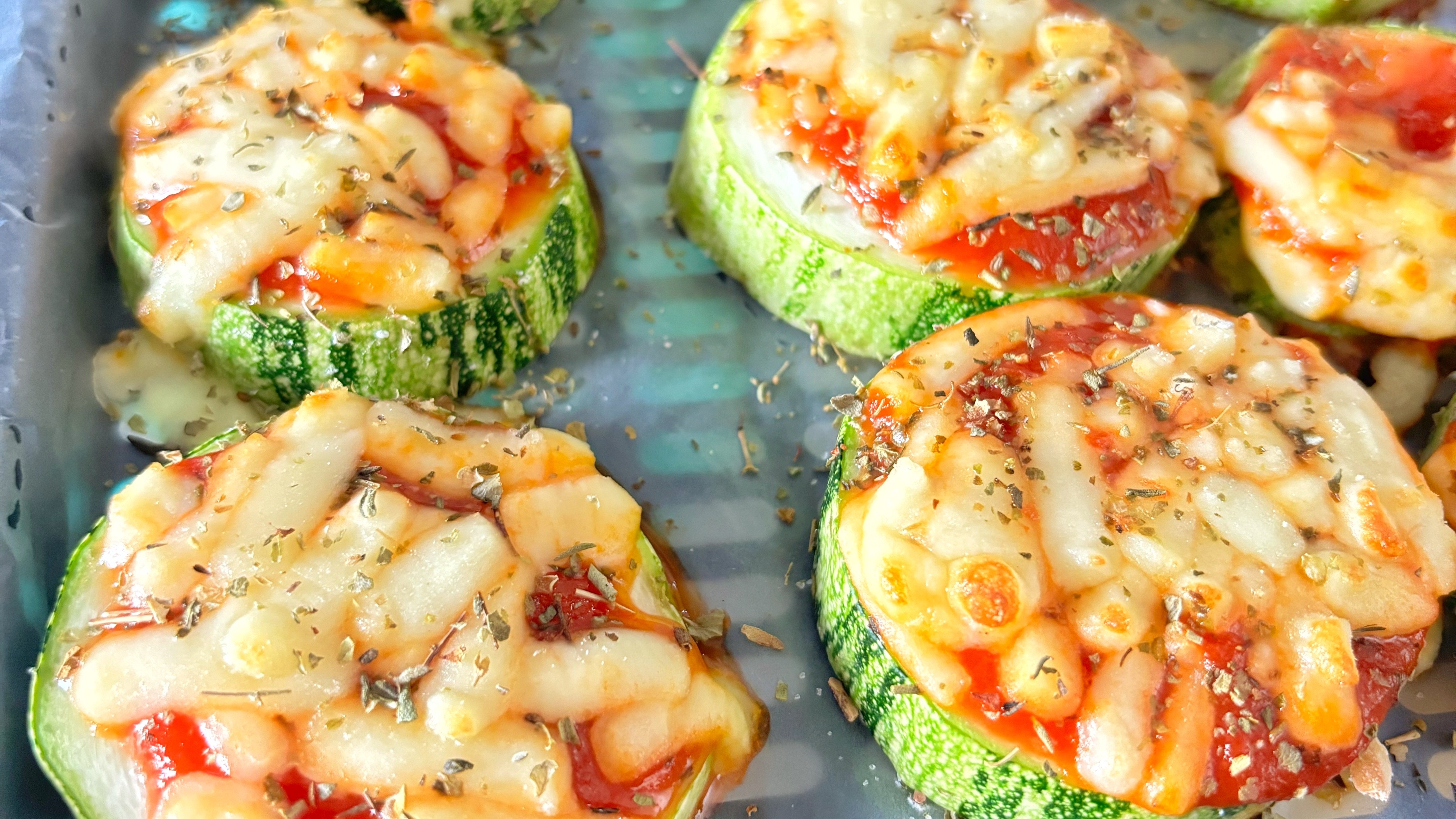 Mini pizzas de zuchinni con salsa de tomate y queso